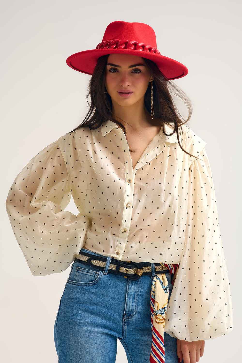 Blusa de seda de lunares marfil con mangas globo y botones dorados