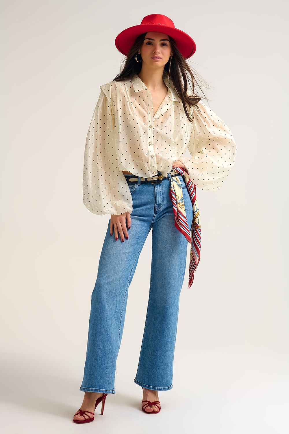 Blusa de seda de lunares marfil con mangas globo y botones dorados