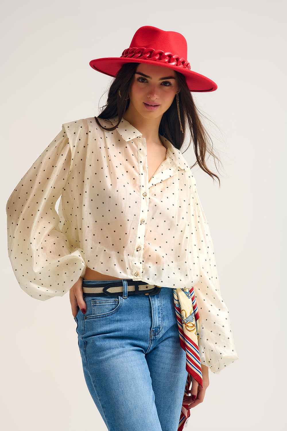 Blusa de seda de lunares marfil con mangas globo y botones dorados