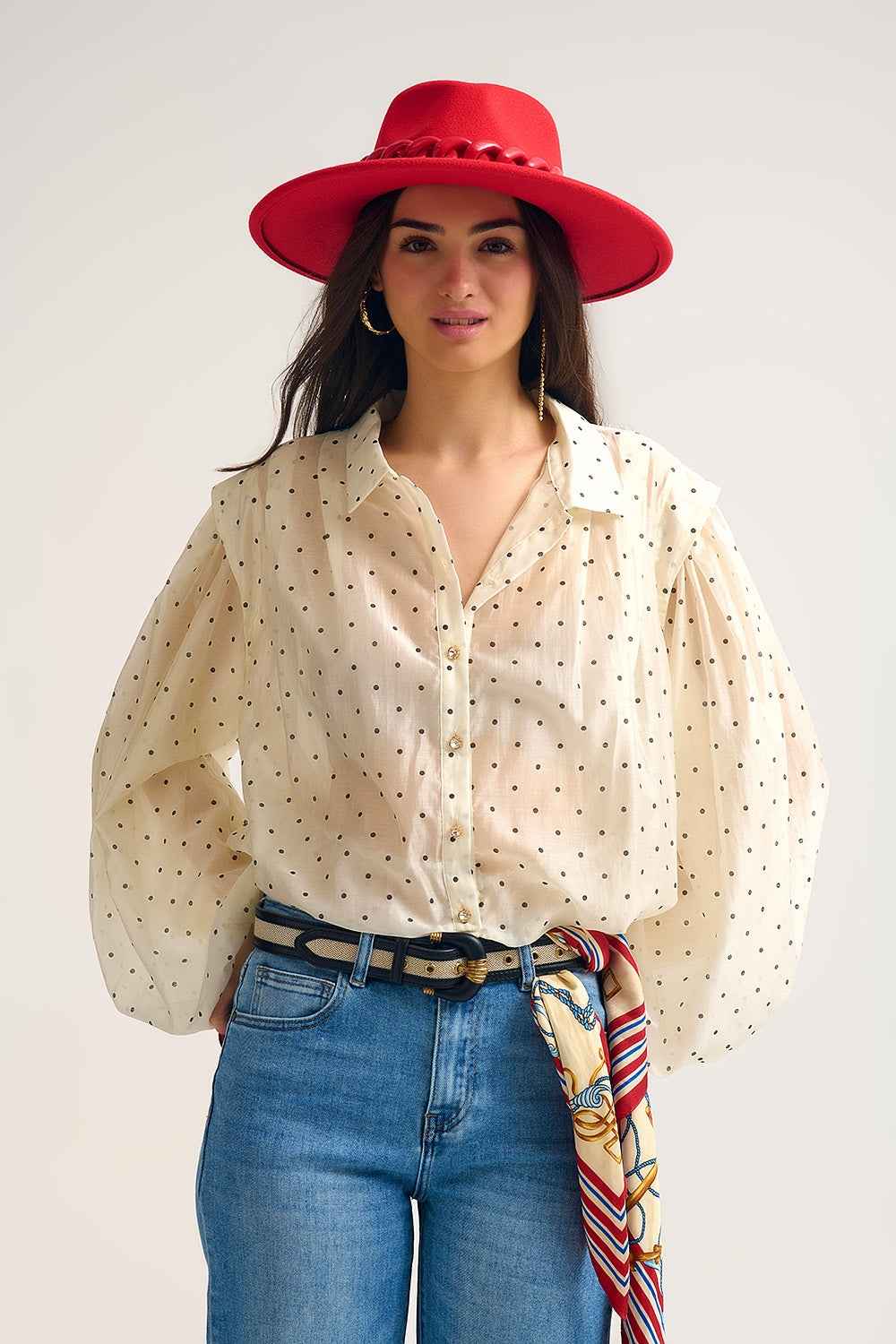 Blusa de seda de lunares marfil con mangas globo y botones dorados