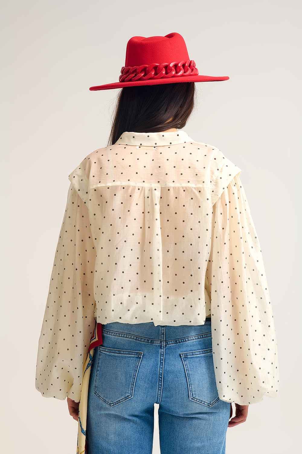 Blusa de seda de lunares marfil con mangas globo y botones dorados