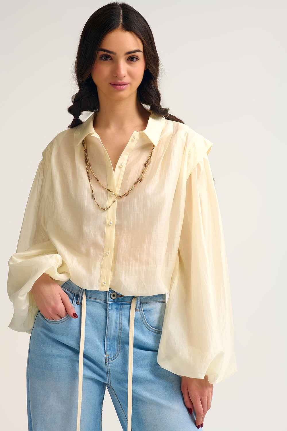 Blusa de seda Tencel en color crema con mangas globo y botones de ncar