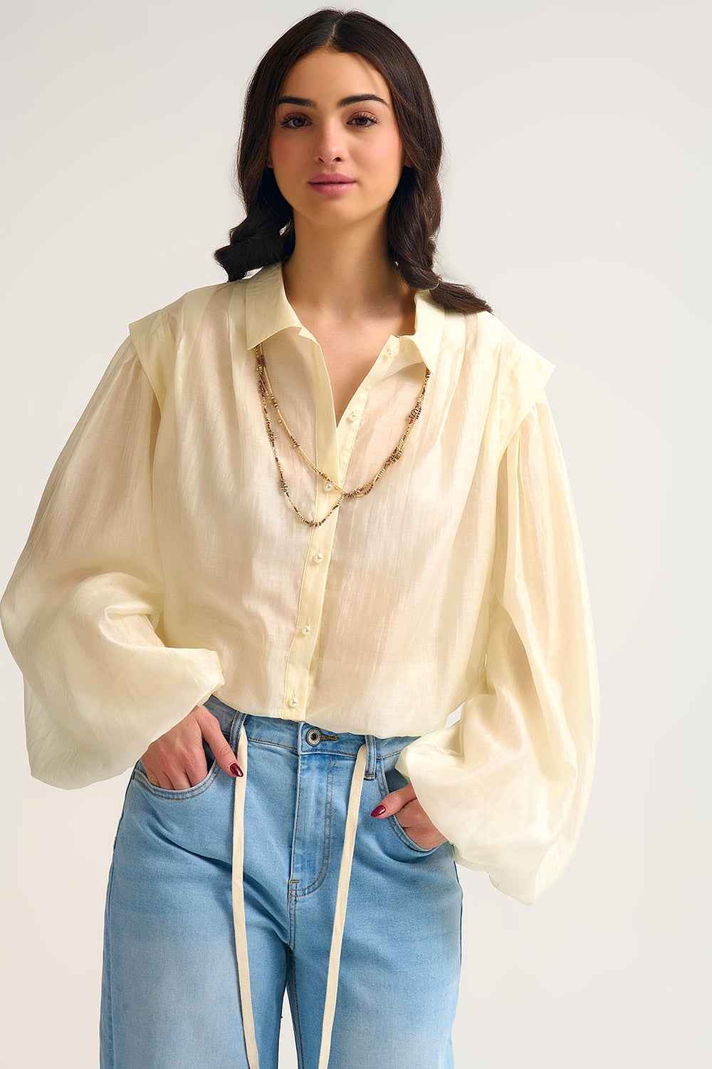 Blusa de seda Tencel en color crema con mangas globo y botones de nacar