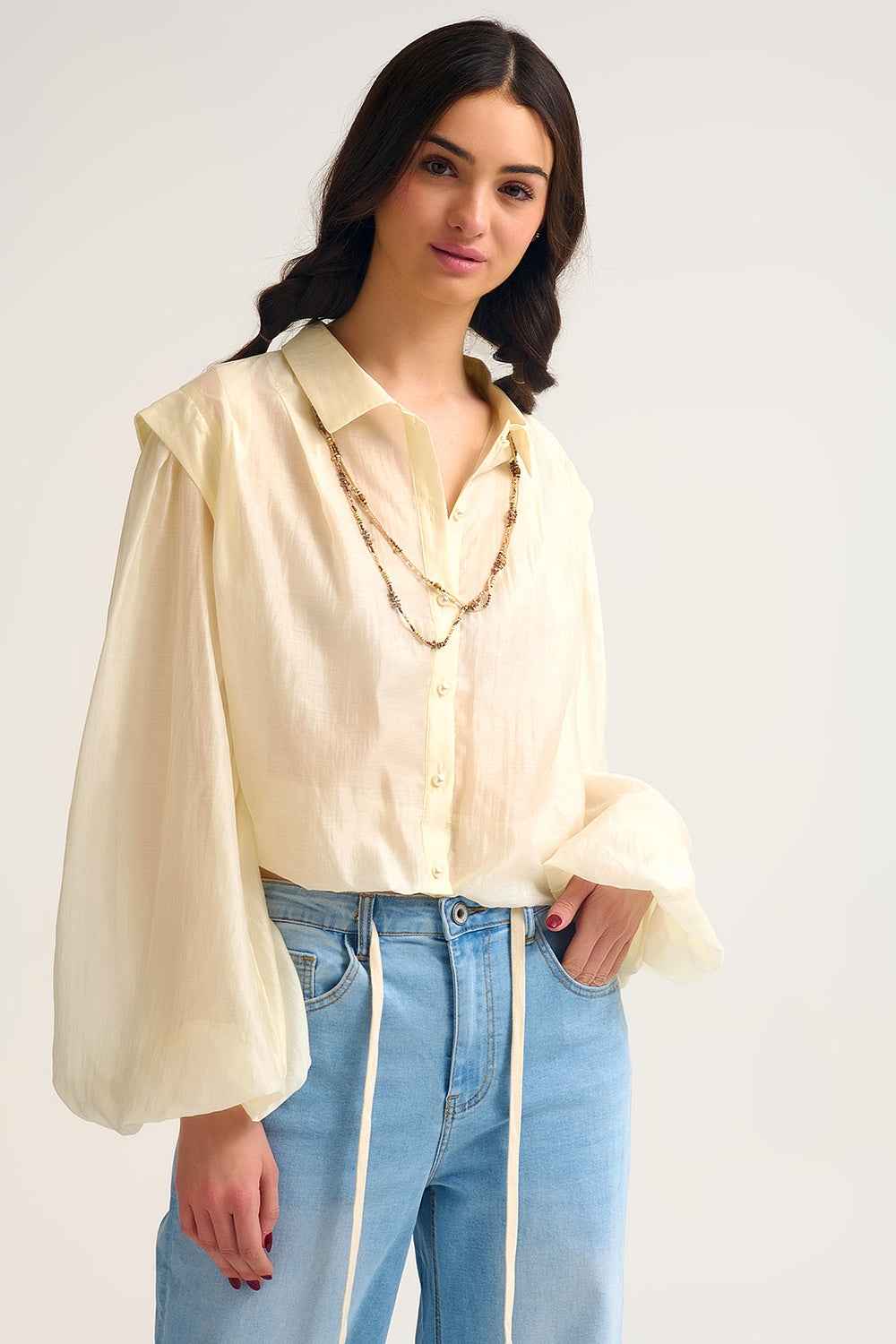 Blusa de seda Tencel en color crema con mangas globo y botones de nacar