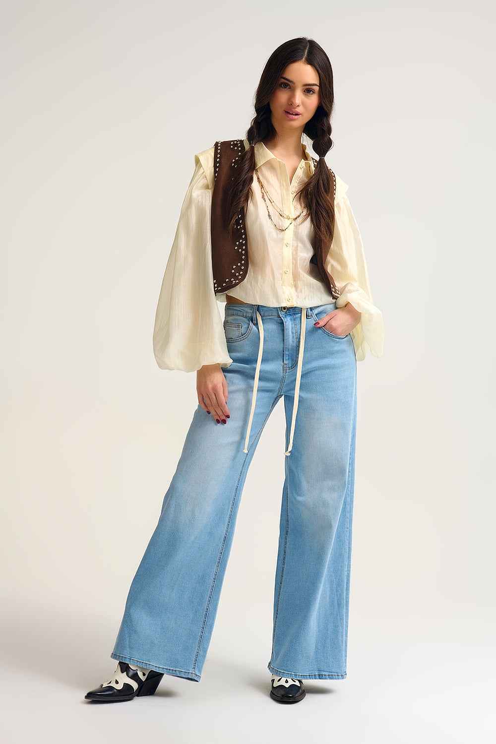 Blusa de seda Tencel en color crema con mangas globo y botones de nacar
