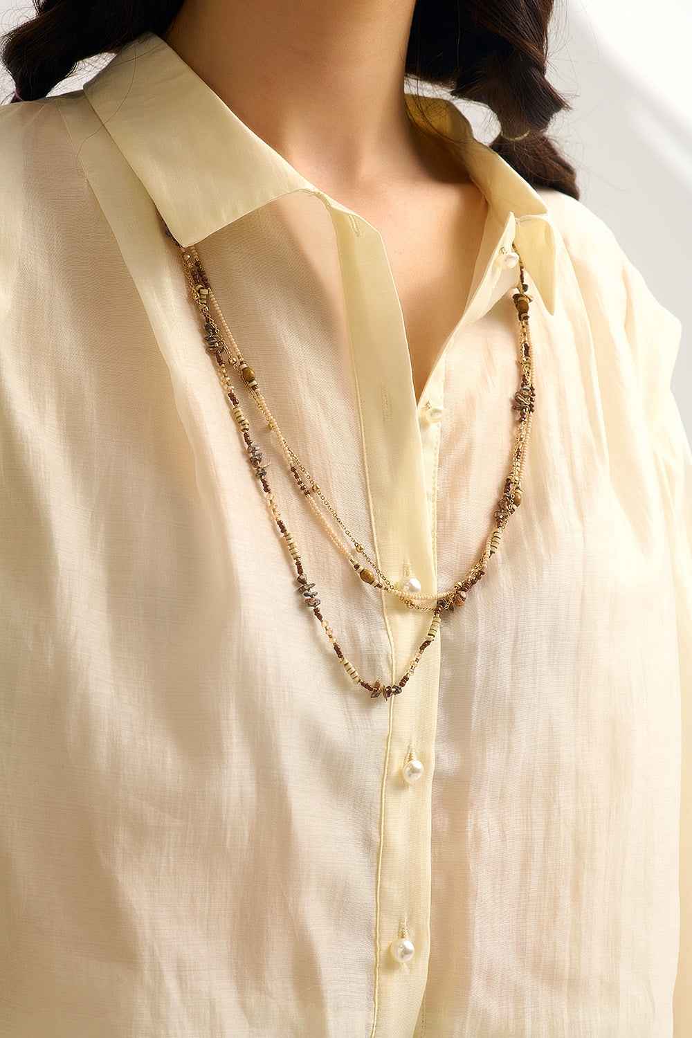 Blusa de seda Tencel en color crema con mangas globo y botones de nacar