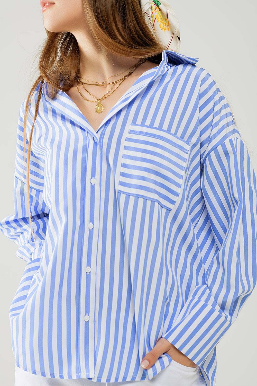 Blusa holgada de rayas en azul claro