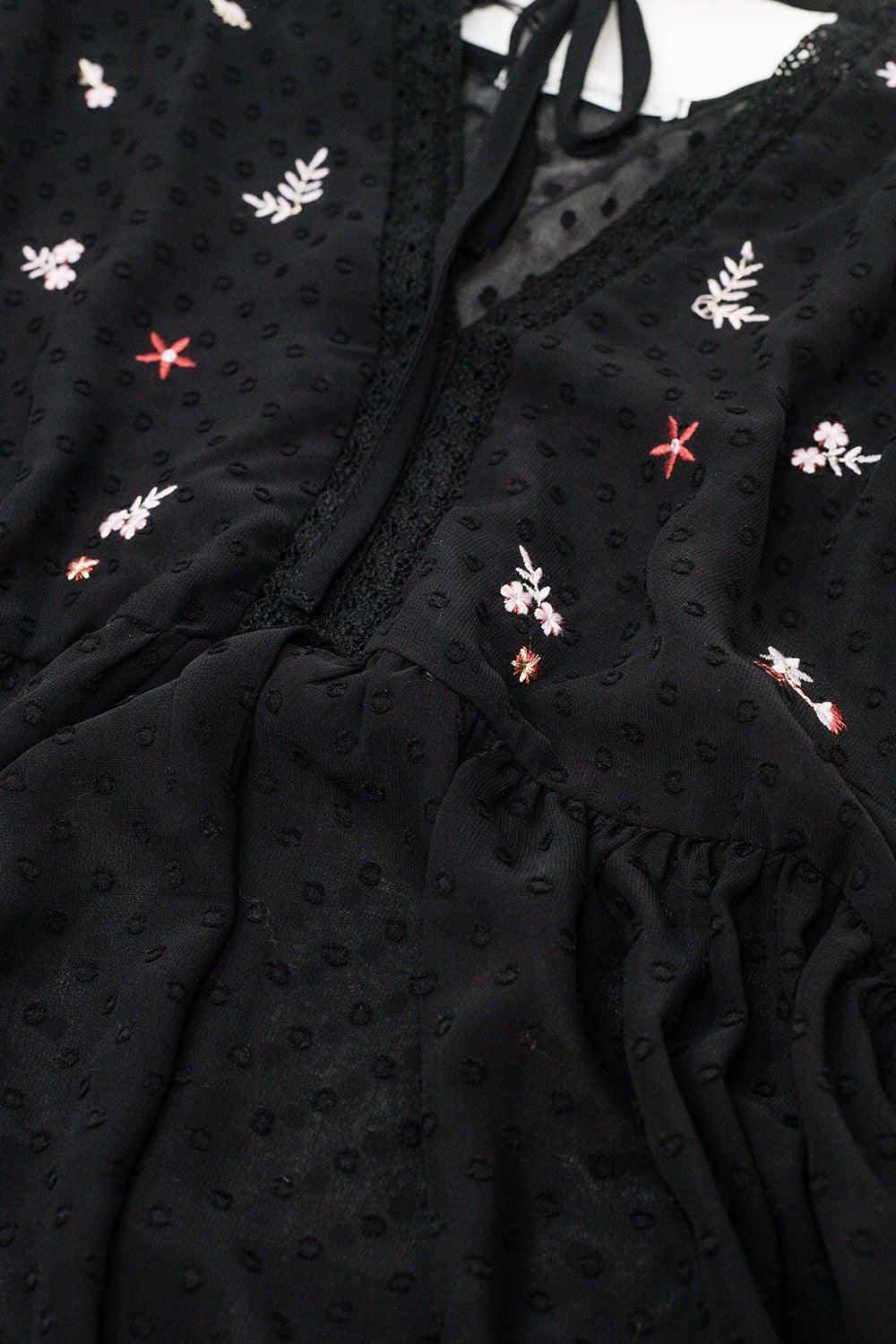 Blusa negra de gasa con bordado de flores