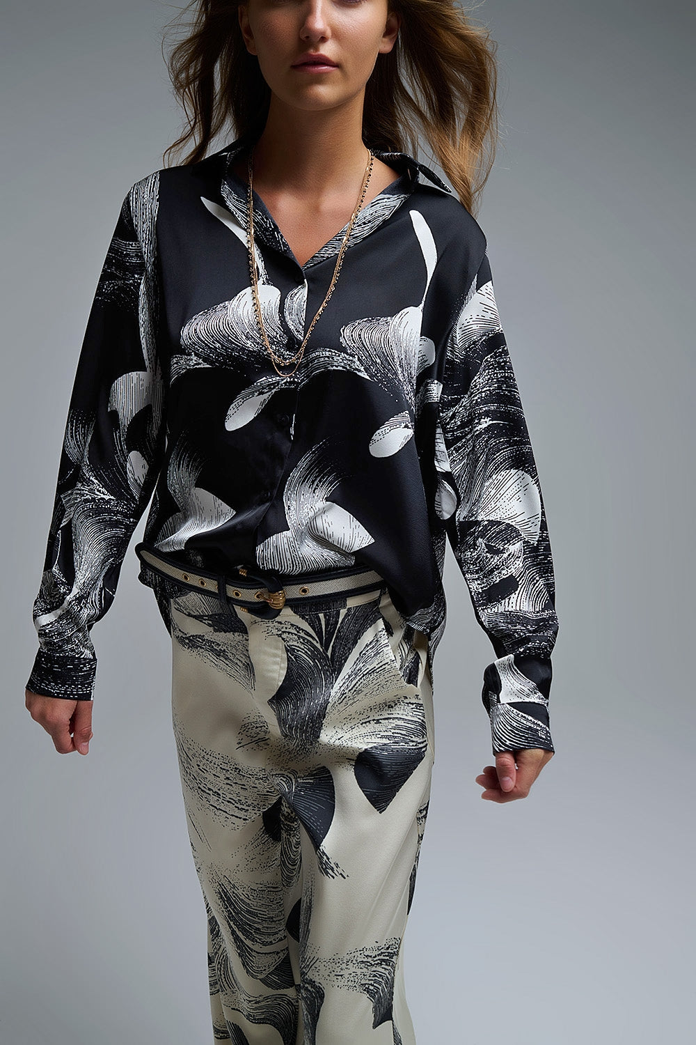 Blusa negra de satén con estampado abstracto