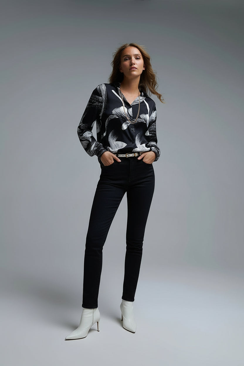 Blusa negra de satén con estampado abstracto