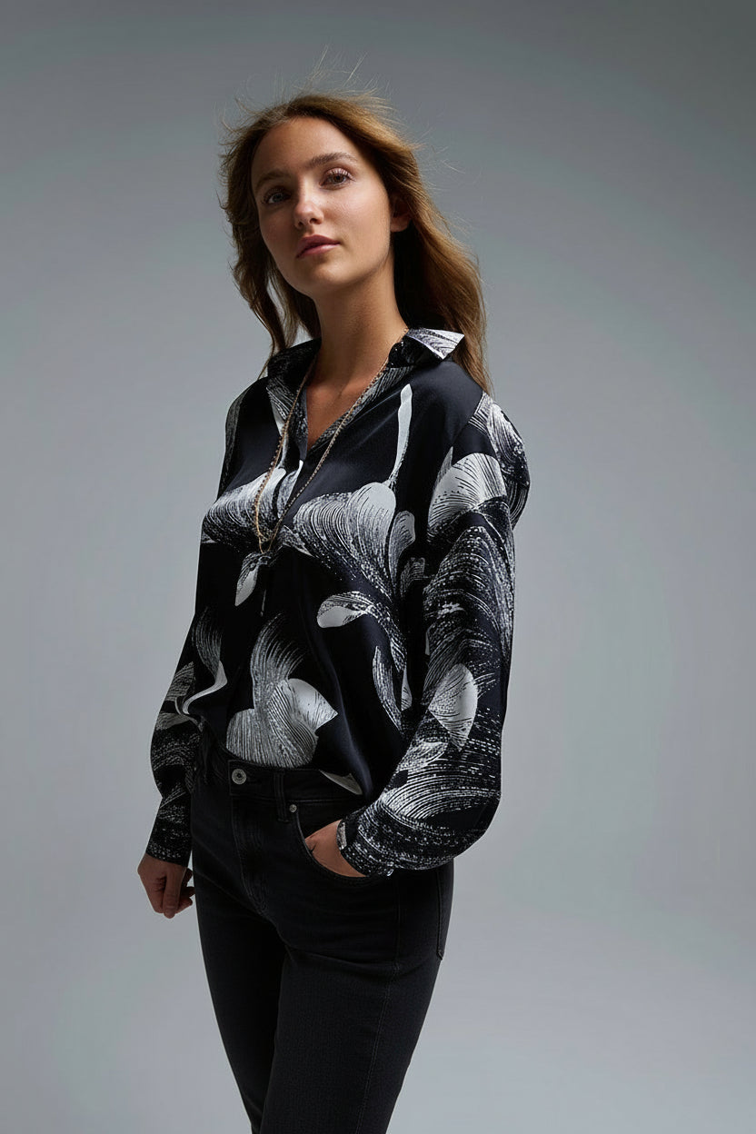 Q2 Blusa negra de satén con estampado abstracto