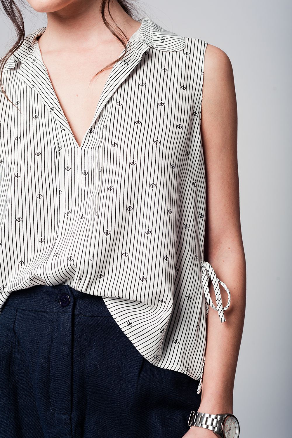 Blusa negra y diseño marinero