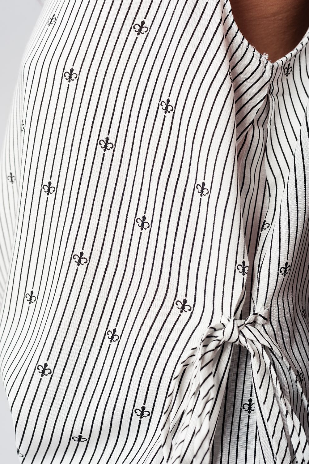 Blusa negra y diseño marinero