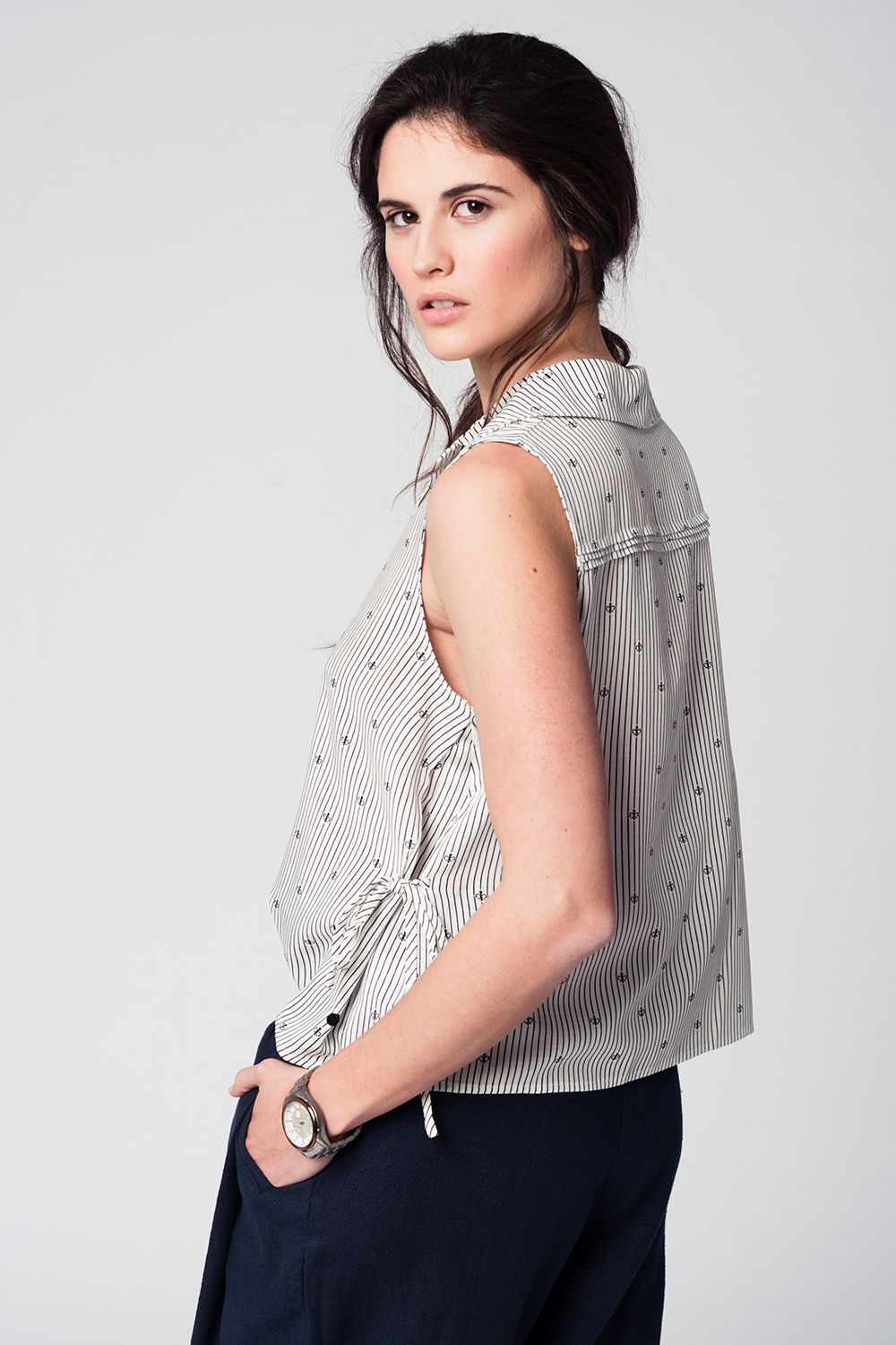 Blusa negra y diseño marinero