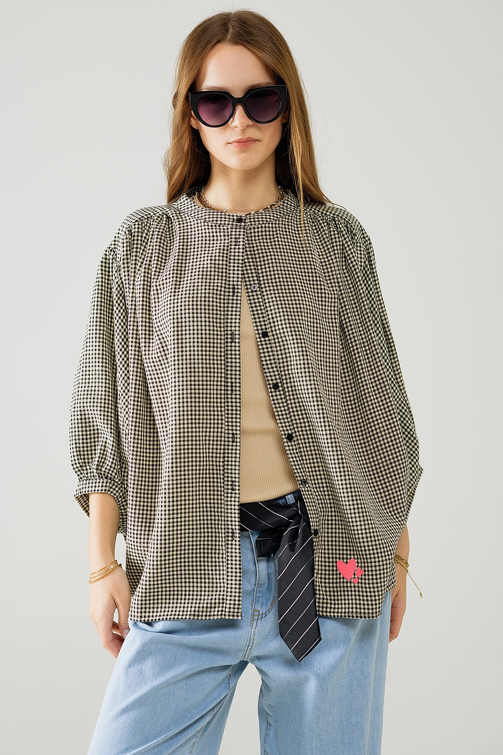 Q2 Blusa oversize de cuadros vichy negros y crema con detalle de corazón