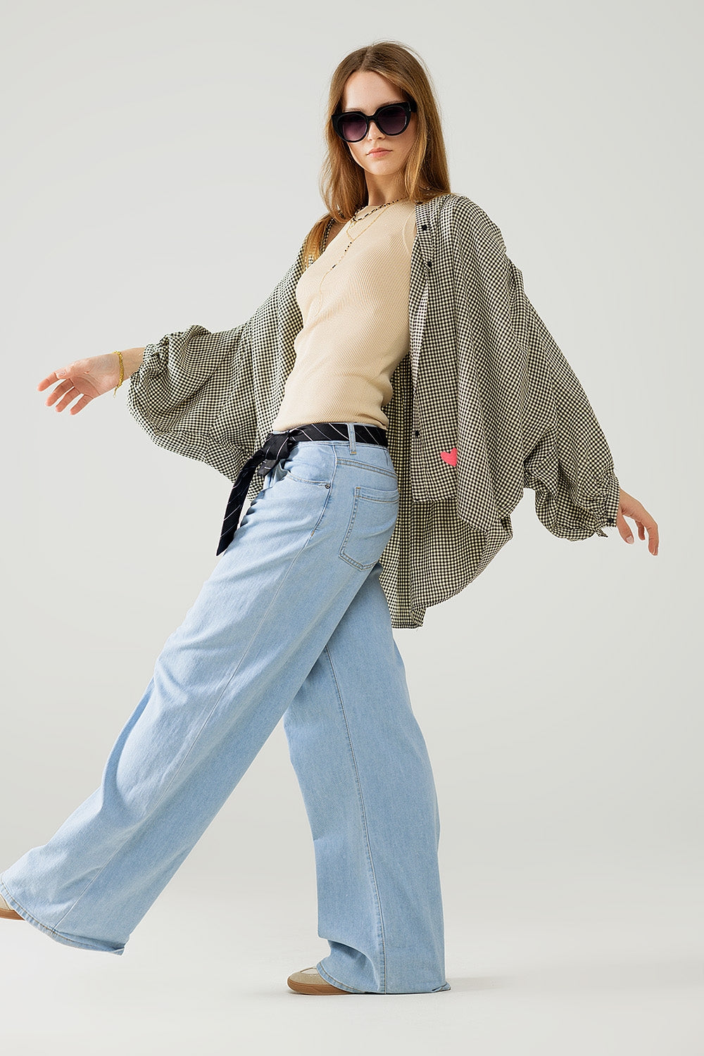 Blusa oversize de cuadros vichy negros y crema con detalle de corazón