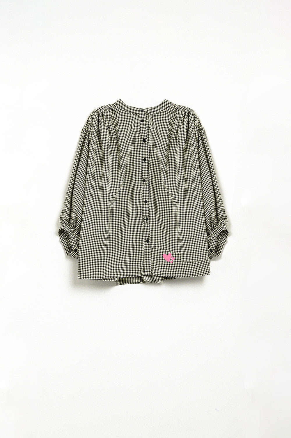 Blusa oversize de cuadros vichy negros y crema con detalle de corazón