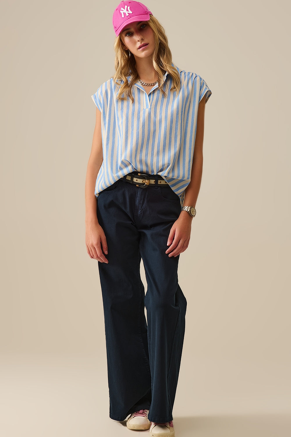 Vista frontal de la blusa combinada con pantalón azul marino, estilo relajado y urbano.