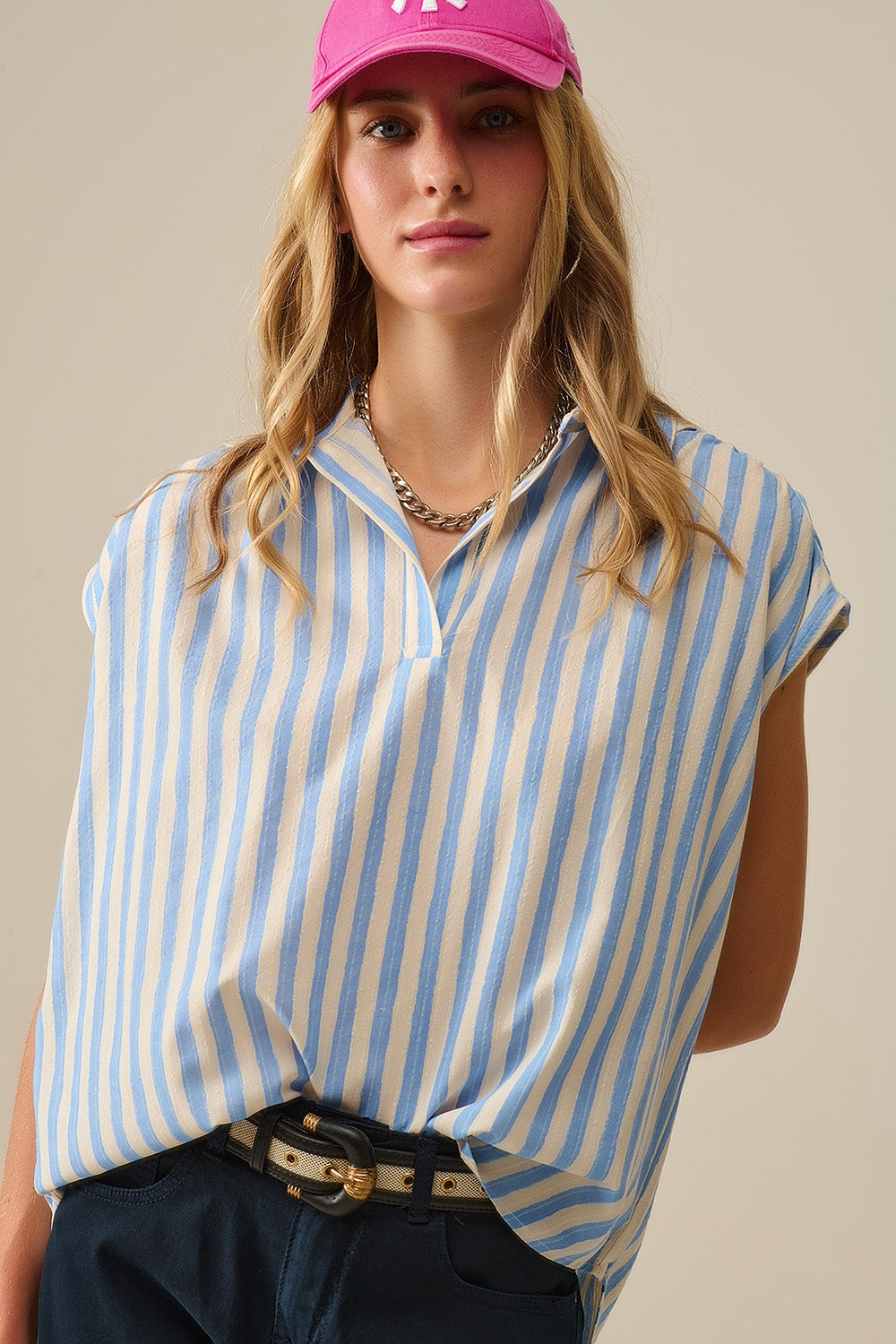 Conjunto completo con blusa de rayas y pantalones anchos azul marino.