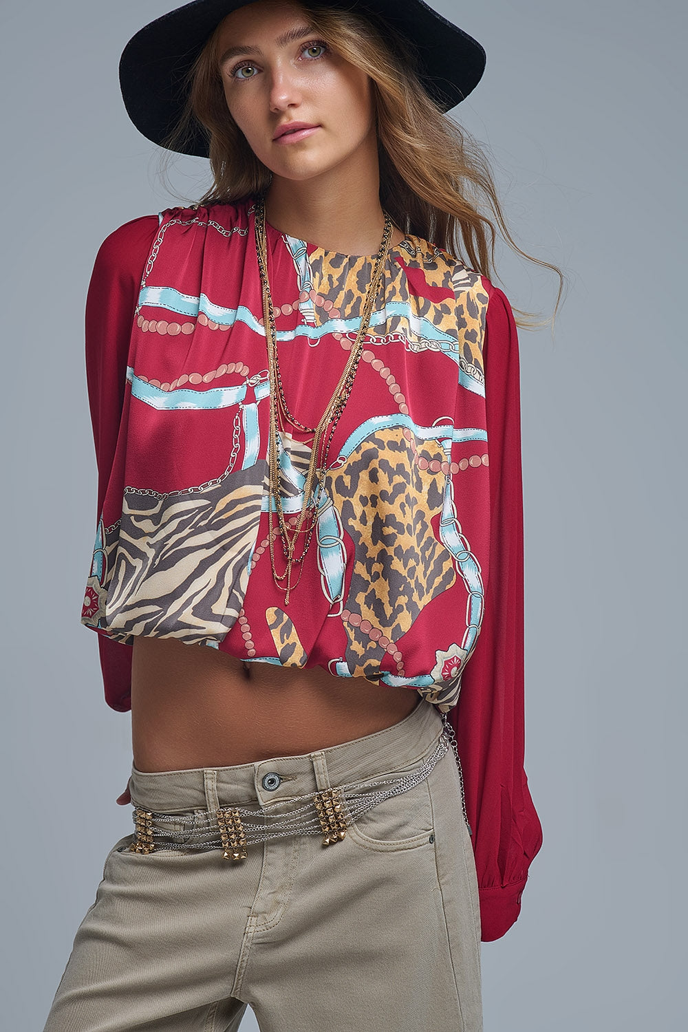 Blusa roja con estampado abstracto