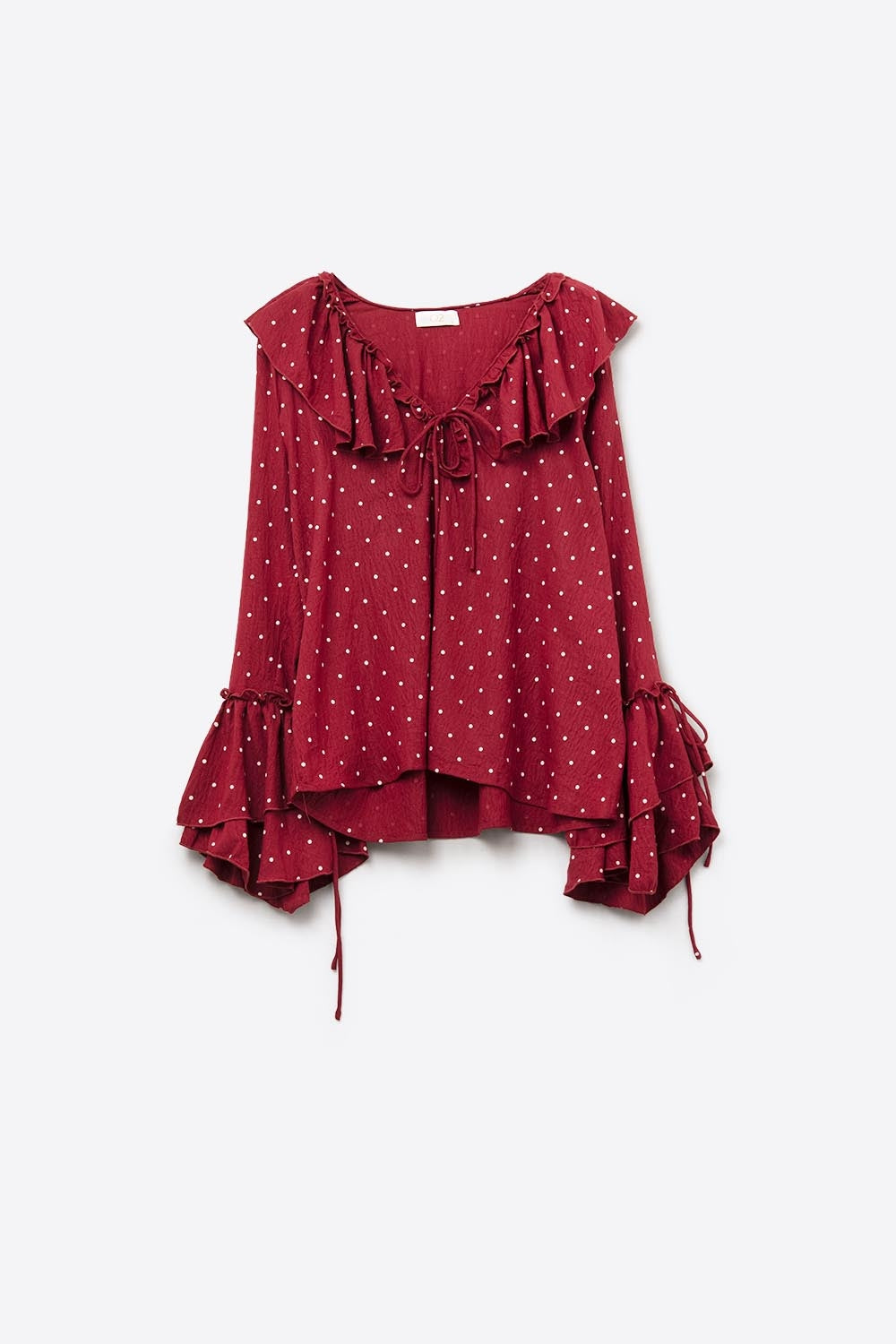 Blusa roja de lunares con volantes y mangas acampanadas