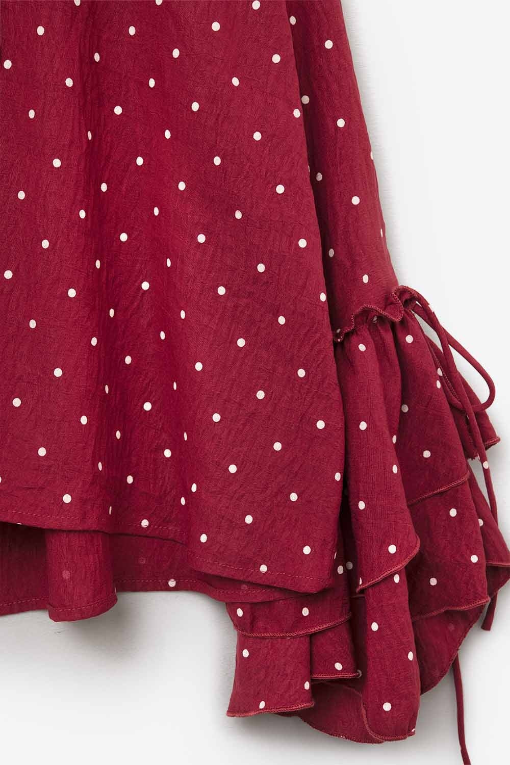 Blusa roja de lunares con volantes y mangas acampanadas