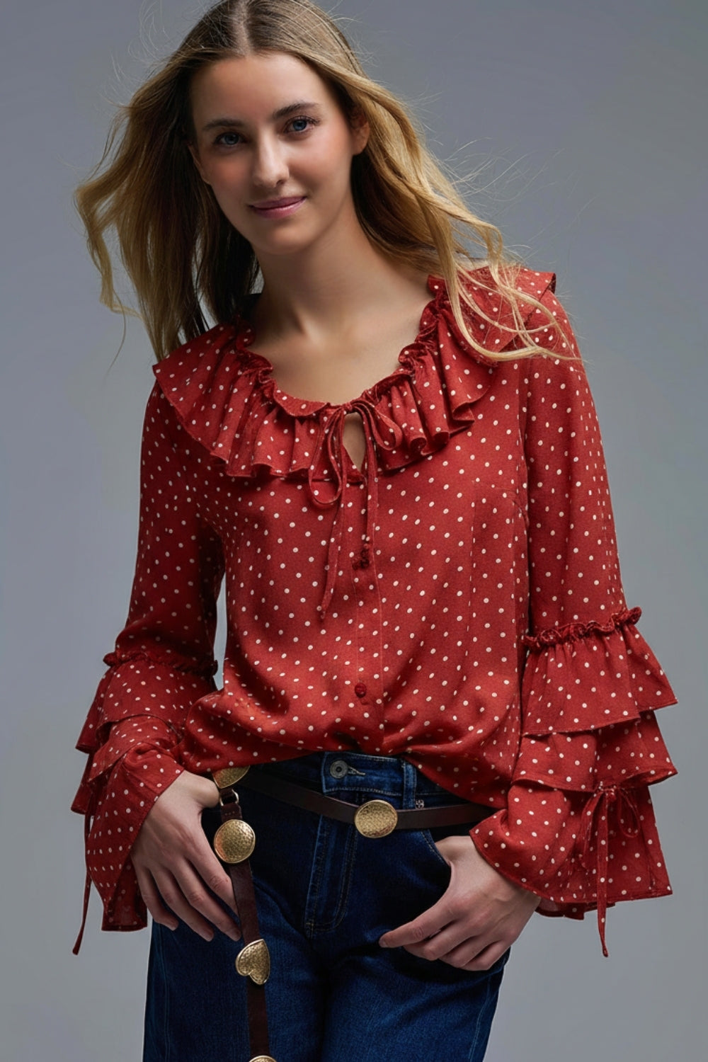 Q2 Blusa roja de lunares con volantes y mangas acampanadas