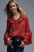 Q2 Blusa roja de lunares con volantes y mangas acampanadas