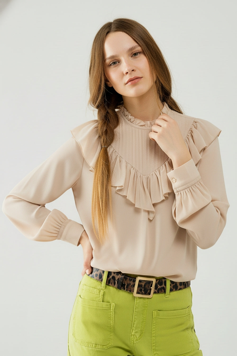Blusa romántica de manga larga con volantes en tejido de gasa beige
