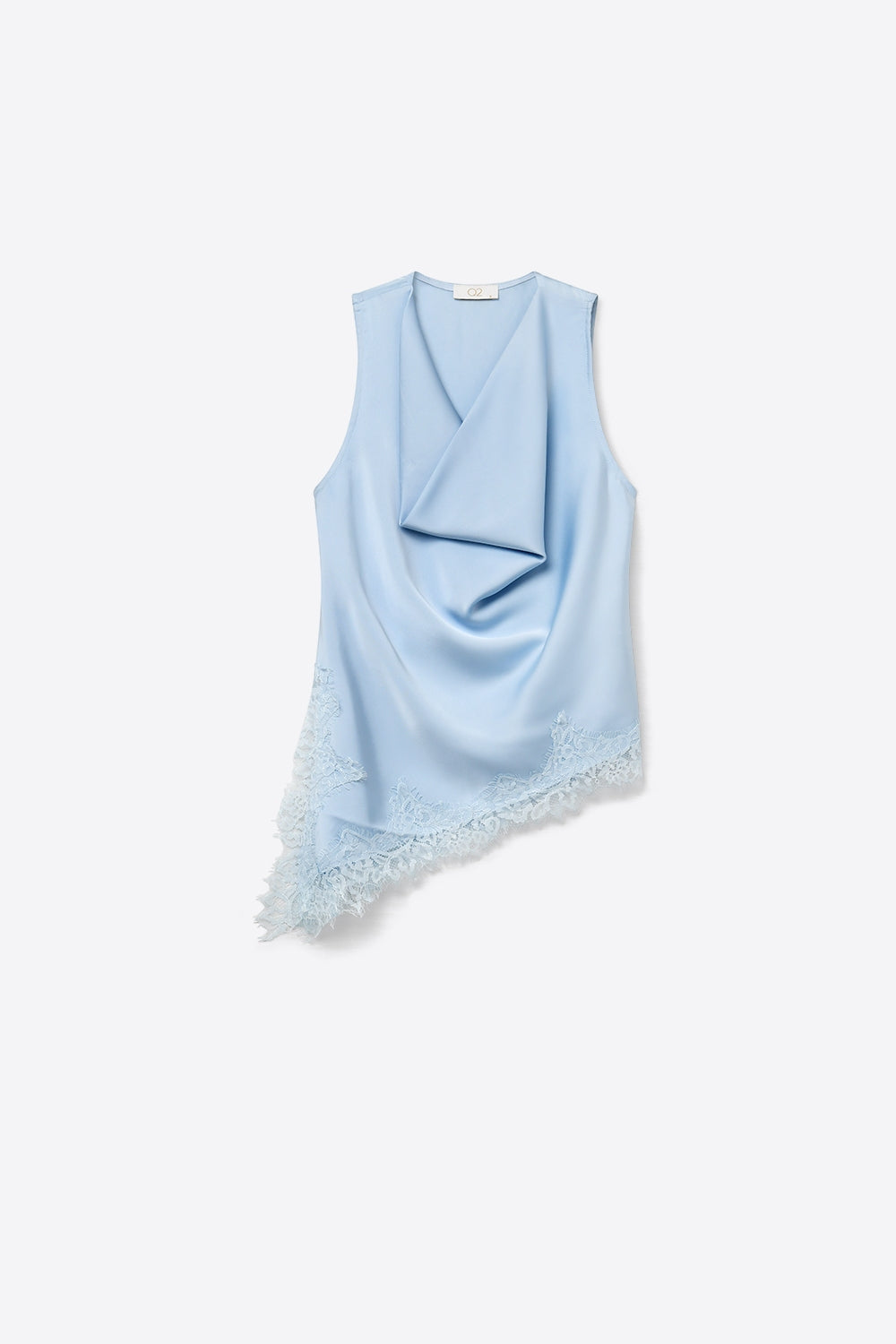 blusa azul claro de satén con cuello drapeado y bajo asimétrico de encaje floral.