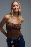 Body marrón sin tirantes con detalle metálico dorado - Camisetas - detalle
