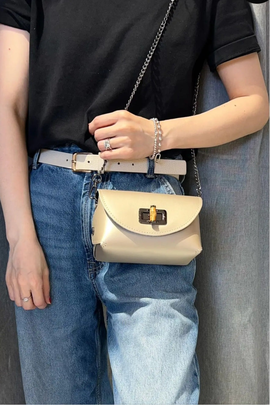 Bolso bandolera de piel auténtica hecho en Italia en color beige con cierre de bambú y cadena.