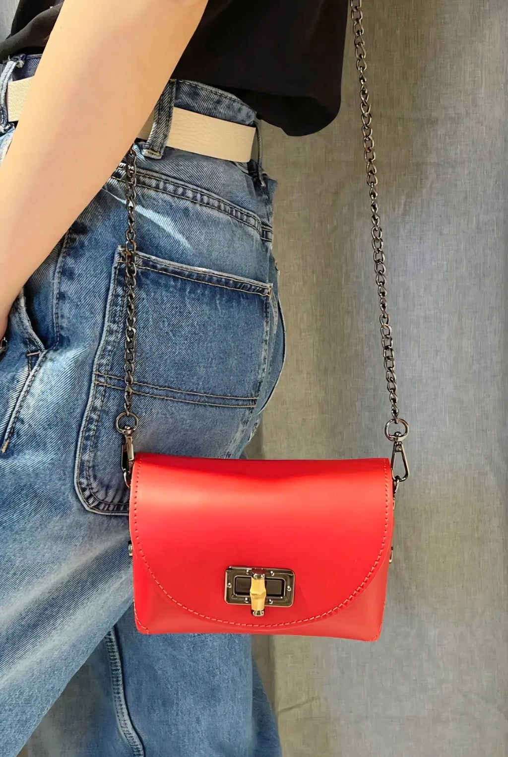 Bolso bandolera de piel auténtica hecho en Italia en color rojo con cierre de bambú y cadena.