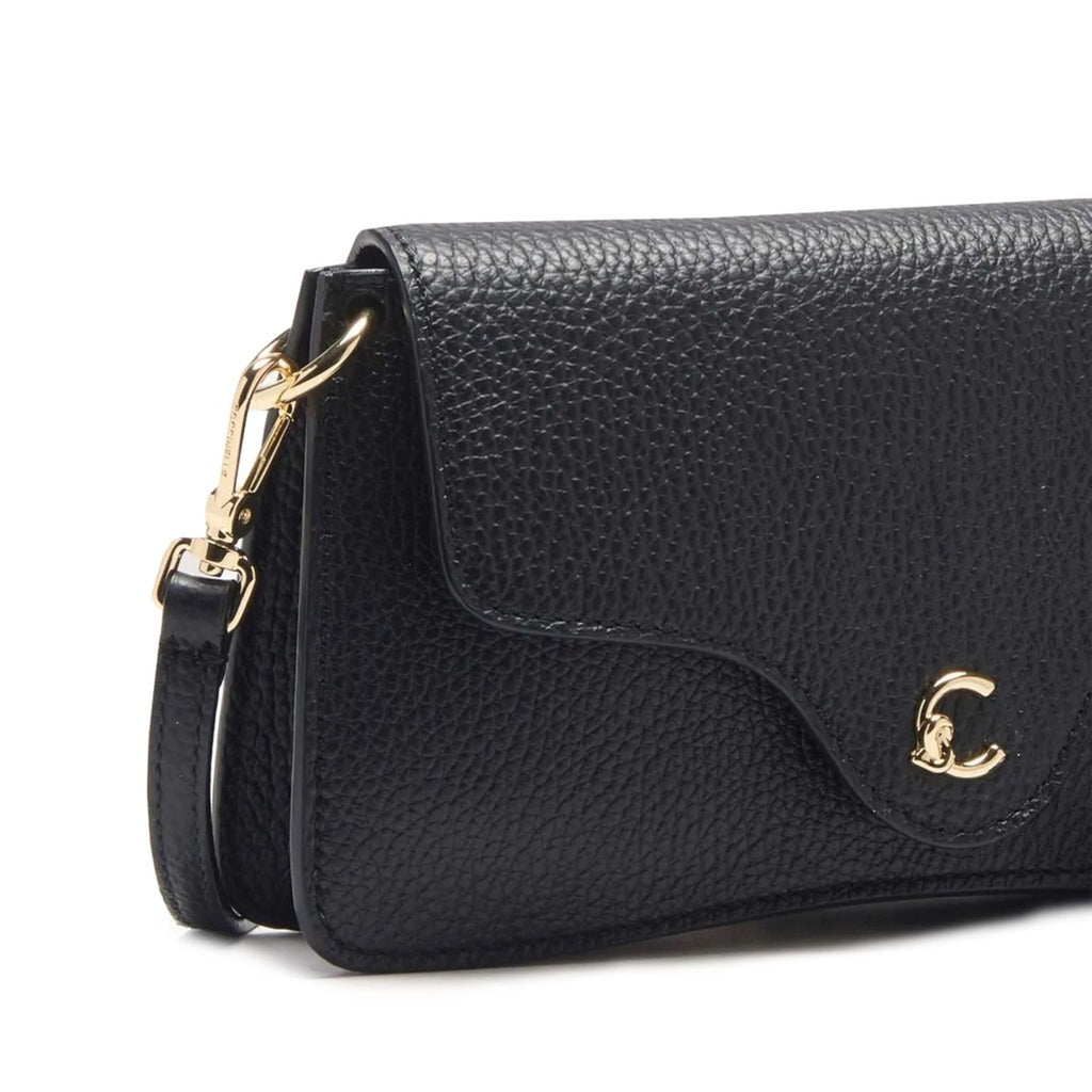 Detalle del bolso bandolera Coccinelle negro con logo dorado y textura granulada