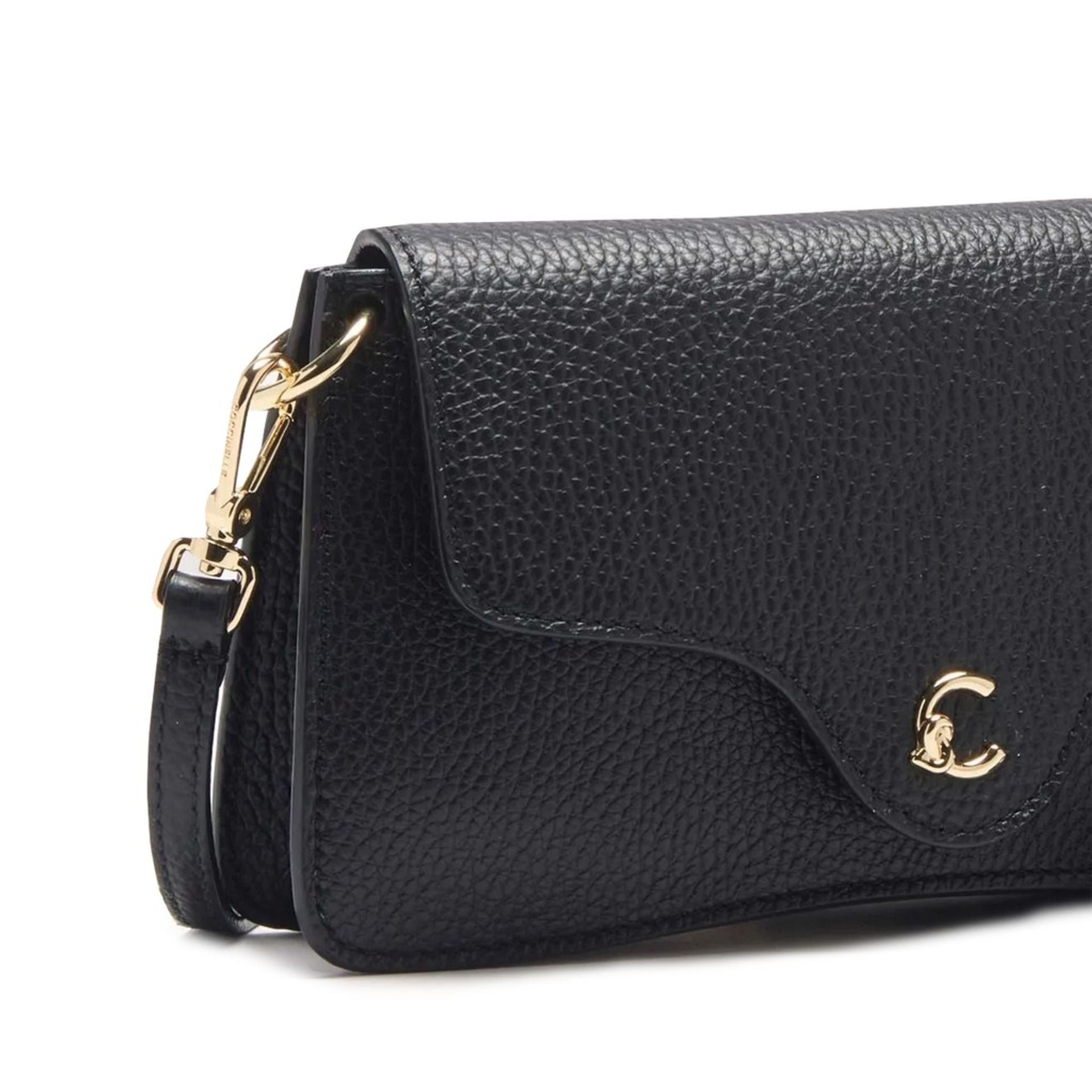 Detalle del bolso bandolera Coccinelle negro con logo dorado y textura granulada