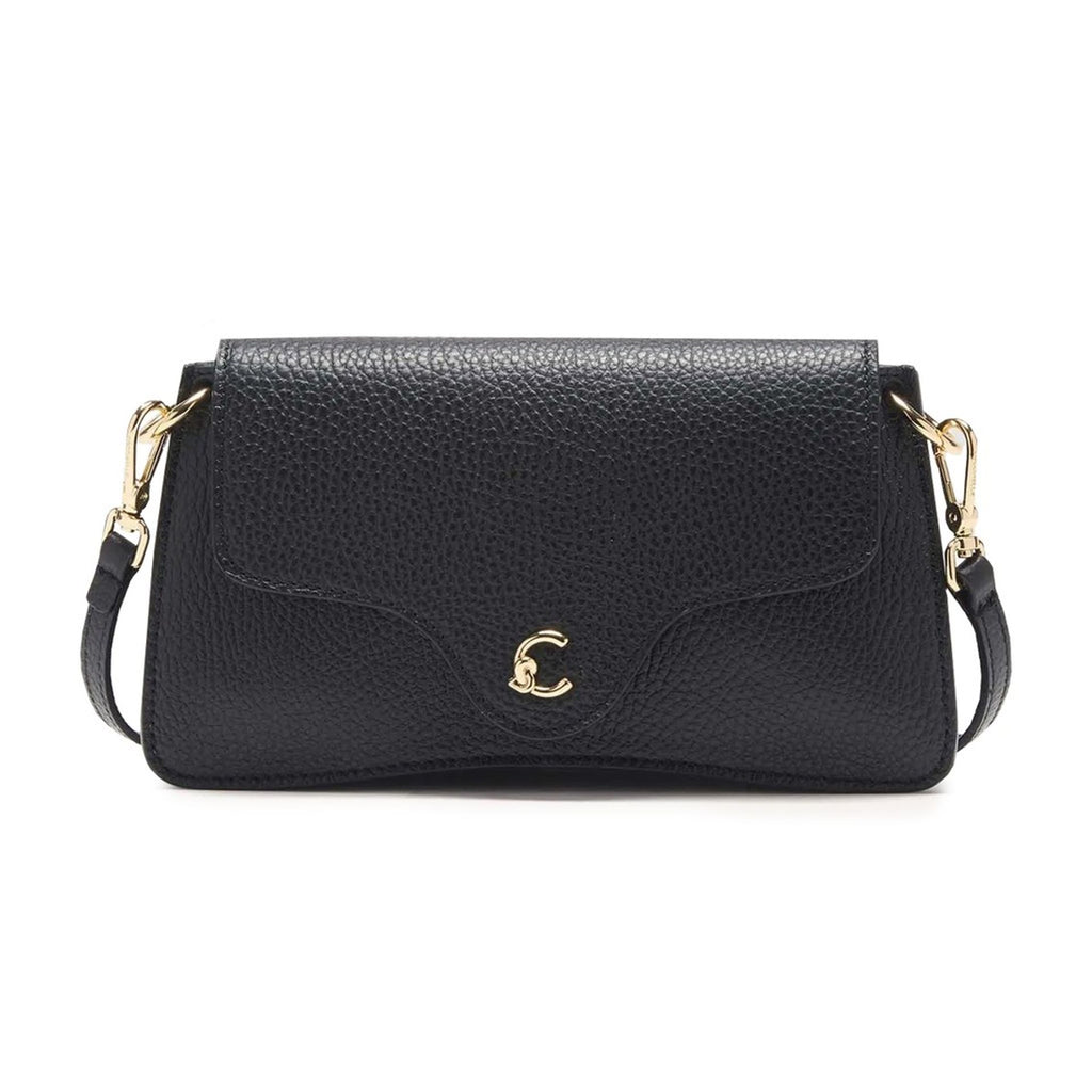 Bolso bandolera Coccinelle negro de cuero con logo dorado vista frontal