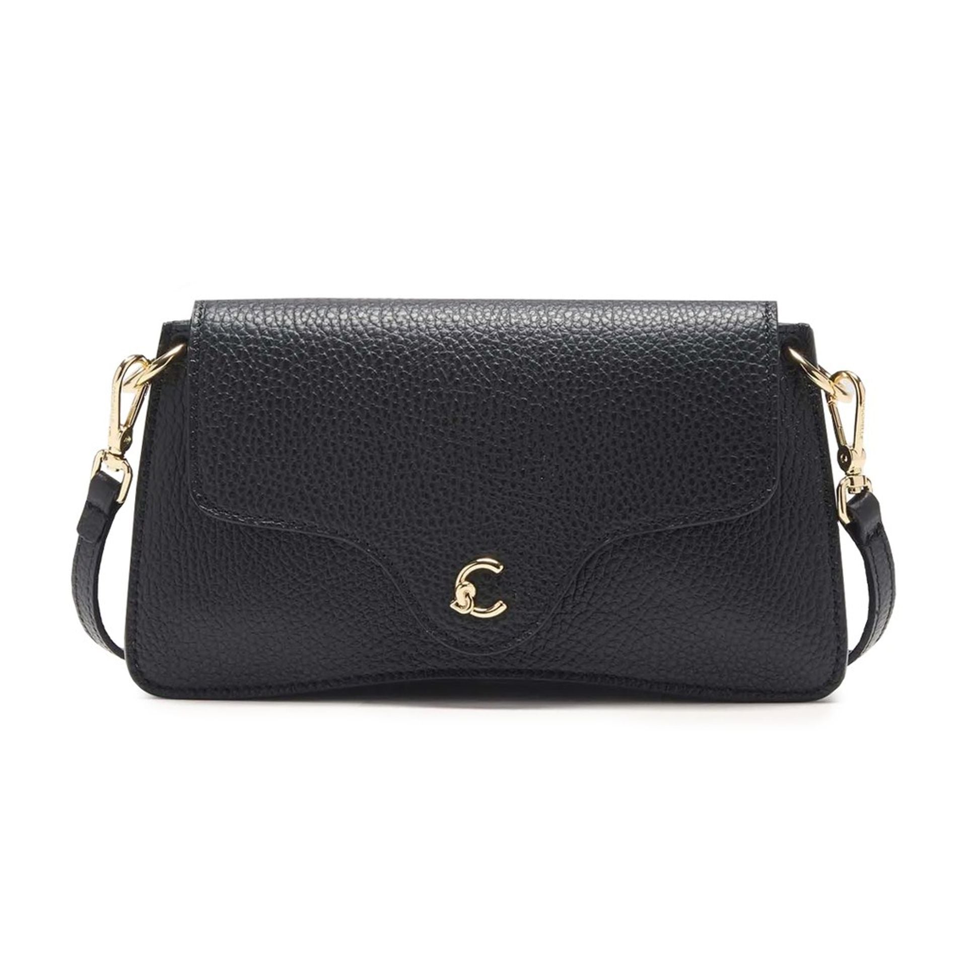 Bolso bandolera Coccinelle negro de cuero con logo dorado vista frontal
