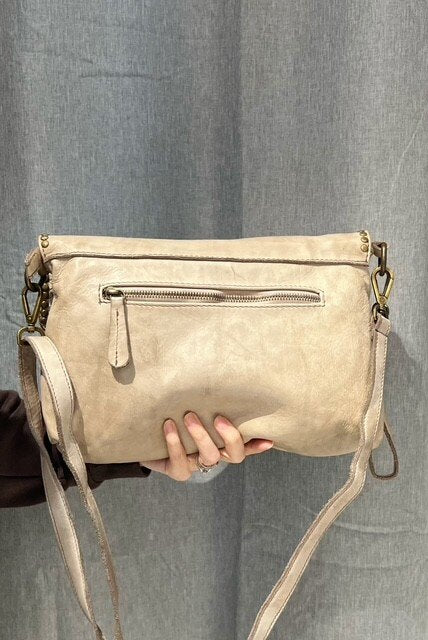 Bolso de hombro en cuero italiano lavado color beige con detalle de tachuelas y solapa de efecto serpiente.