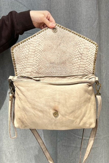 Bolso de hombro en cuero italiano lavado color beige con detalle de tachuelas y solapa de efecto serpiente.