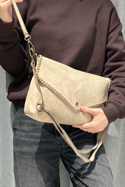 Bolso de hombro en cuero italiano lavado color beige con detalle de tachuelas y solapa de efecto serpiente.