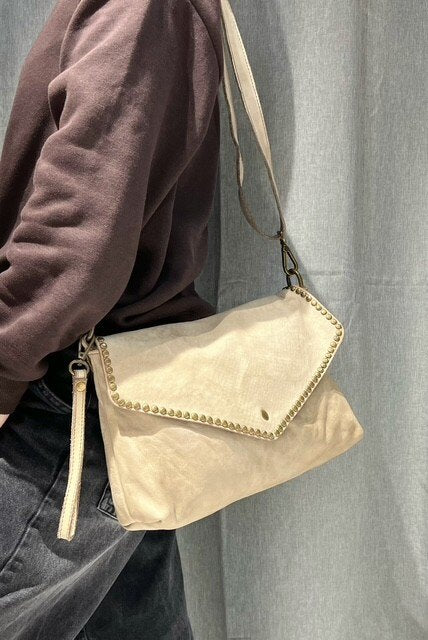 Bolso de hombro en cuero italiano lavado color beige con detalle de tachuelas y solapa de efecto serpiente.