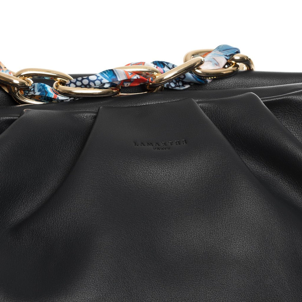 Detalle del asa de cadena dorada con pañuelo estampado del bolso Lamarthe Afrodite"