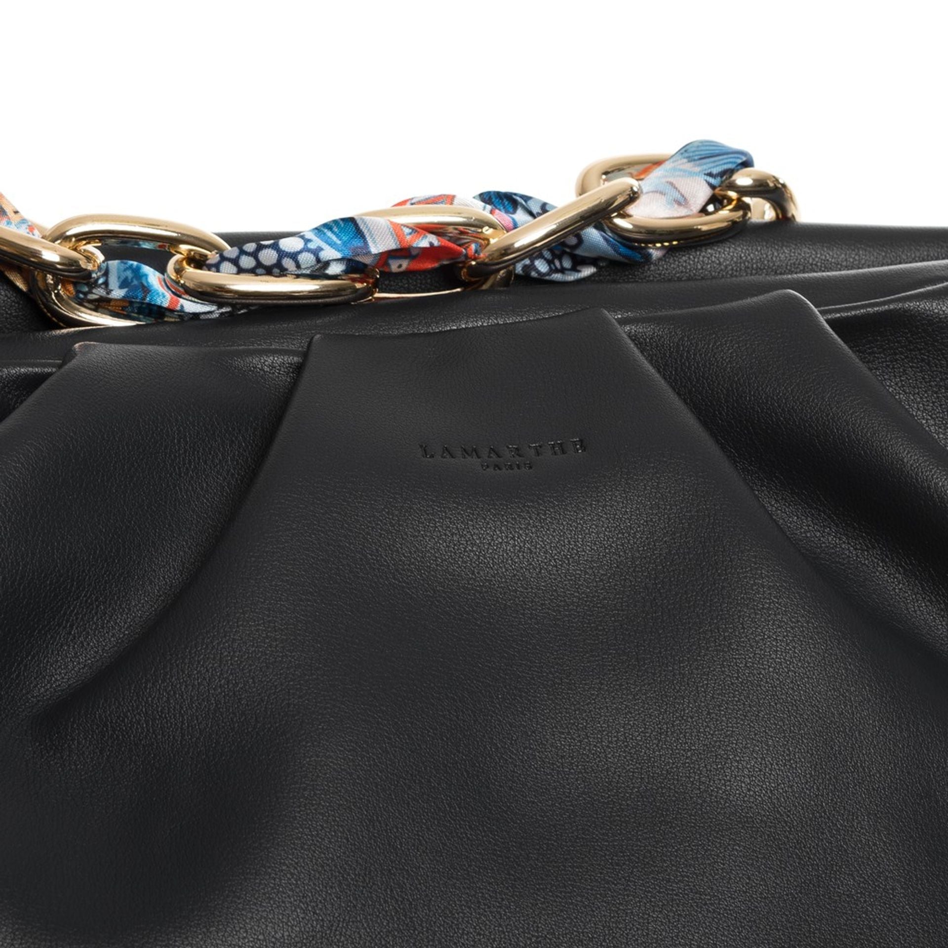 Detalle del asa de cadena dorada con pañuelo estampado del bolso Lamarthe Afrodite"