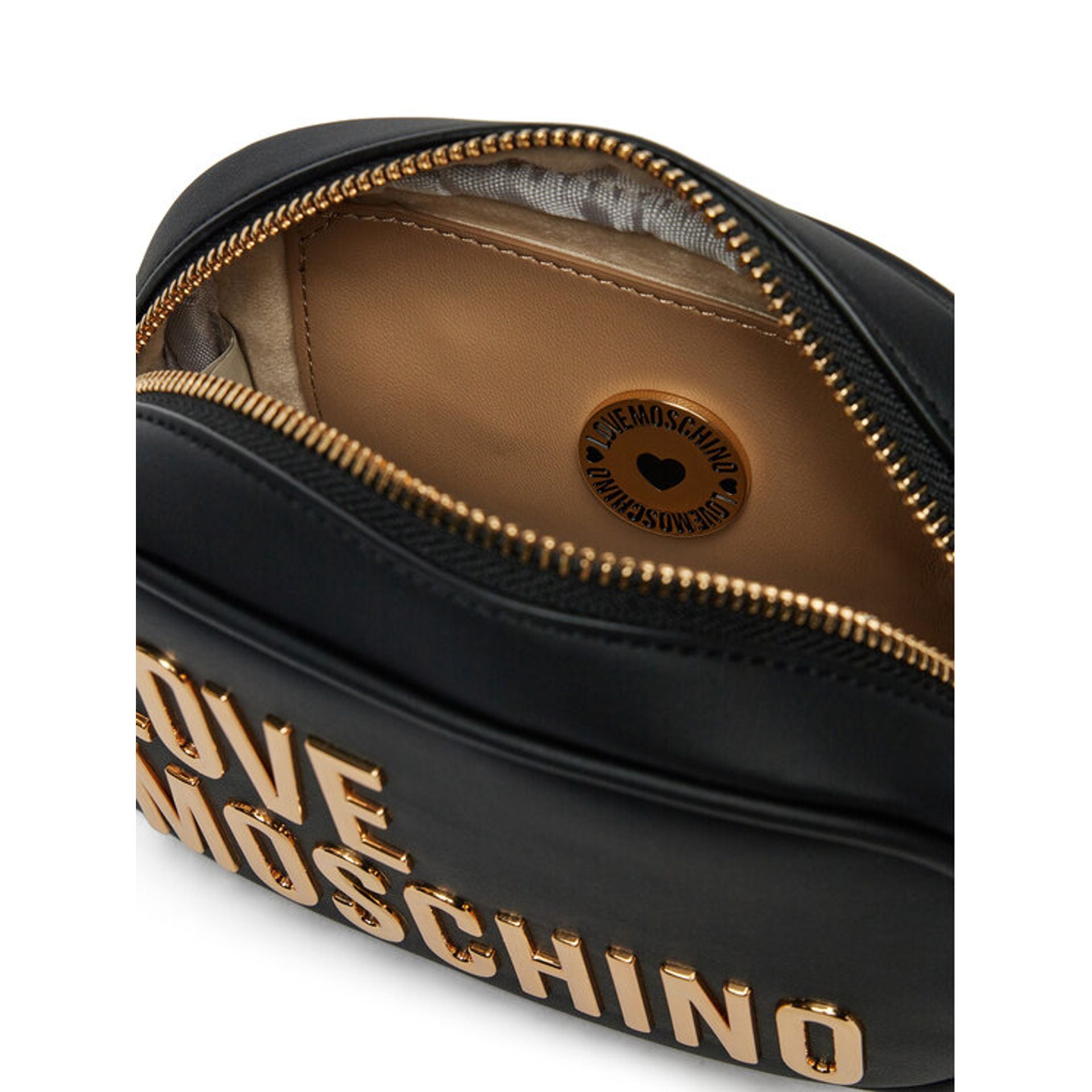 Interior del bolso Love Moschino con forro beige y etiqueta de marca