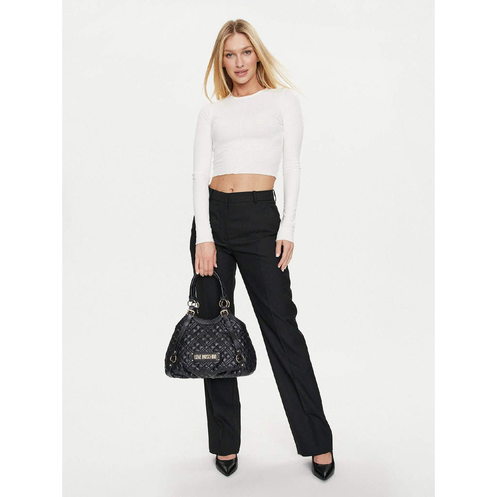 Modelo con bolso Love Moschino negro acolchado en mano.