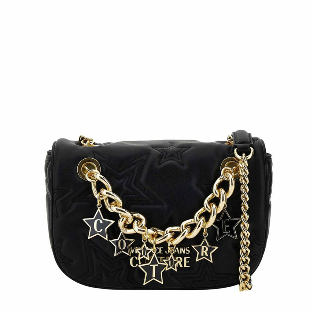Vista frontal de bolso negro acolchado con estrellas y cadena dorada con letras colgantes de la marca Versace.