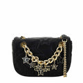 Vista frontal de bolso negro acolchado con estrellas y cadena dorada con letras colgantes de la marca Versace.