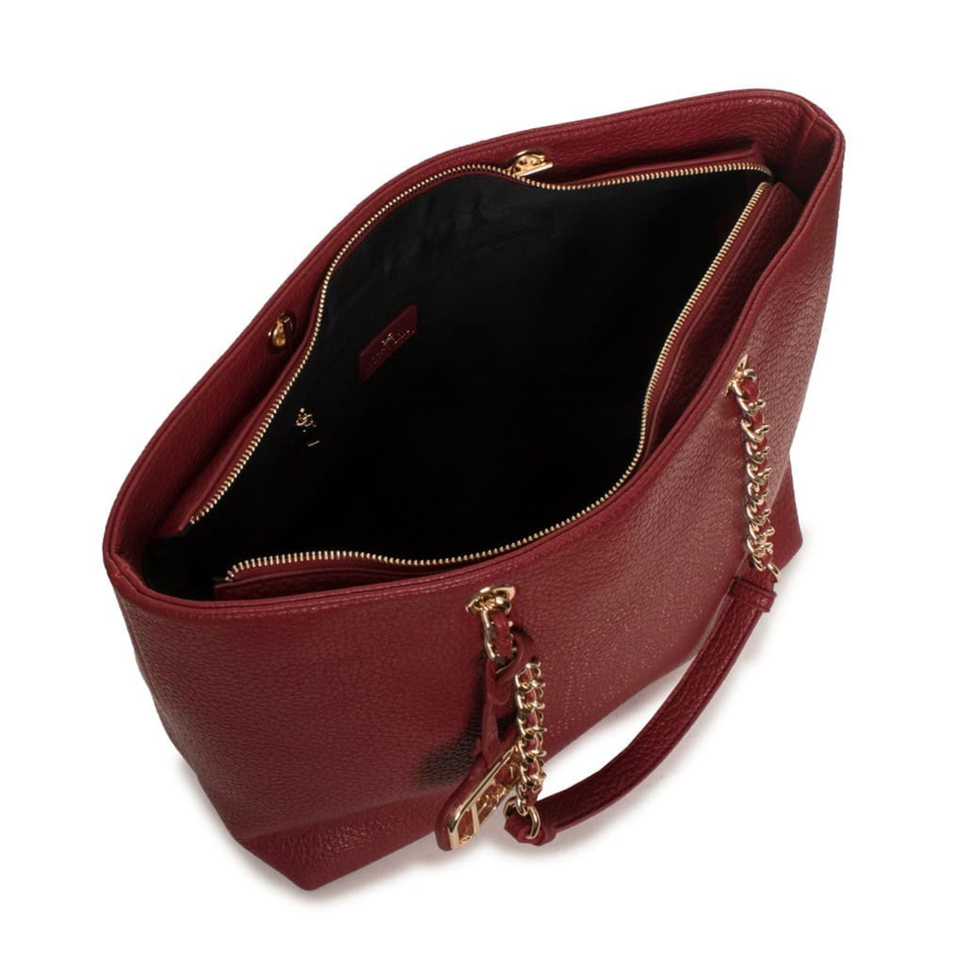 Interior del bolso shopper rojo con cierre de cremallera y amplio compartimento