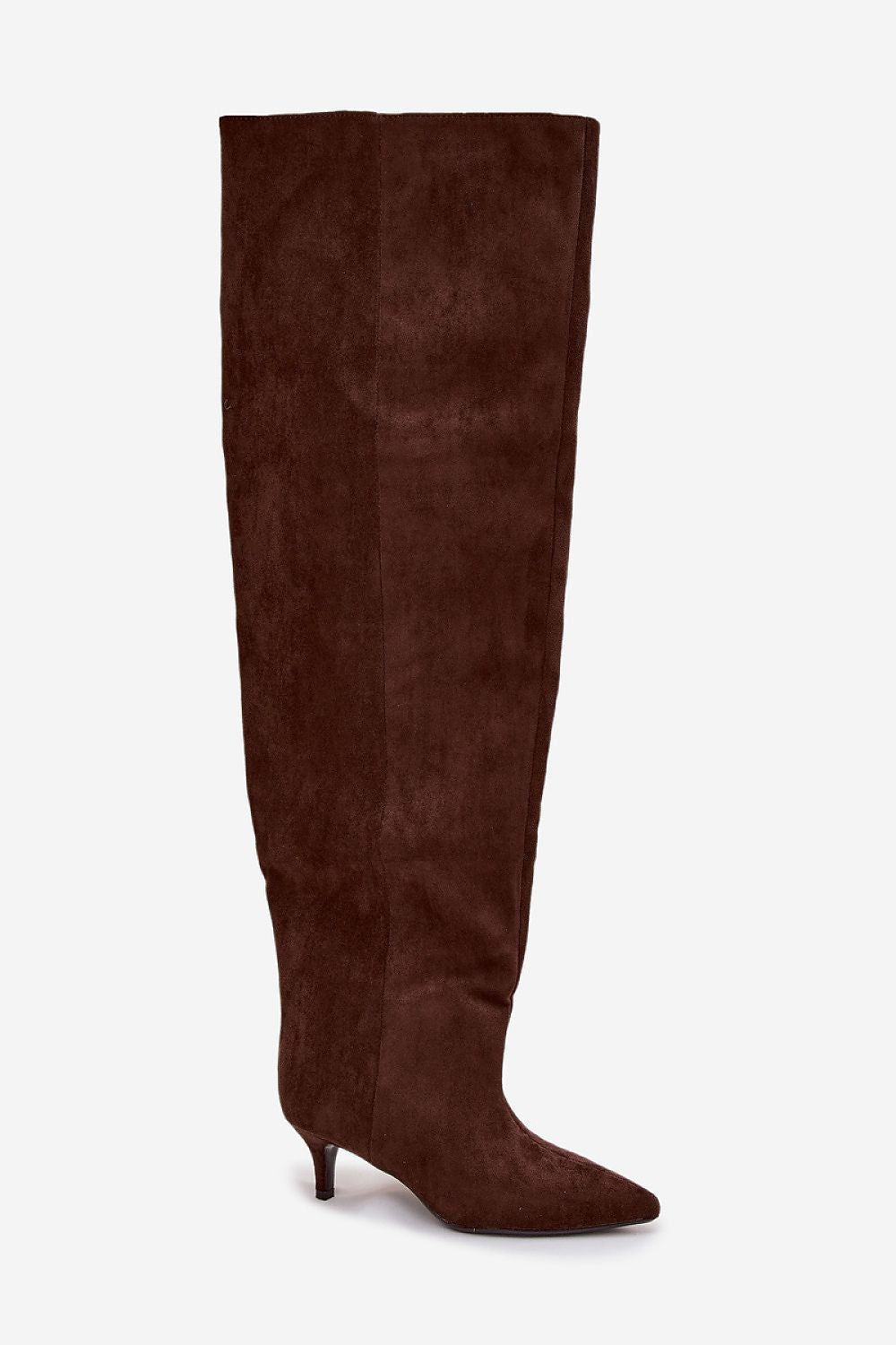 Bota larga de antelina marrón oscuro con caña de 65cm, tacón bajo tipo kitten y punta fina.