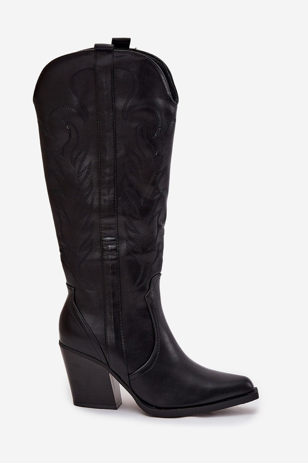  Perfil de bota campera negra con tacón de 8 cm y detalle de costuras decorativas.